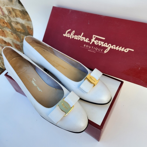 Salvatore Ferragamo Vintage '00 Vara White Leather Flats With Bow - Picture 15 of 15